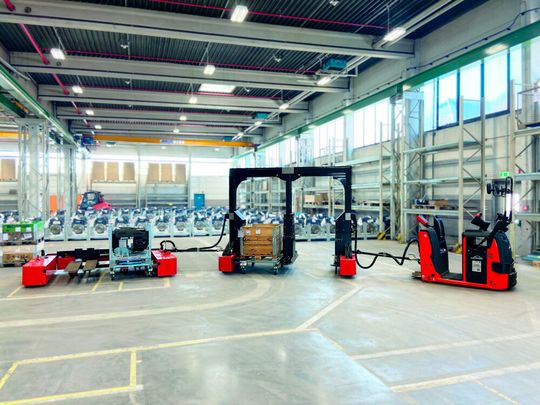 Horizontaler Warentransport: Linde-MH hat seinen Routenzuganhängern mit C-Rahmen und Bügelrahmen neue Funktionen verpasst und stellt gleichzeitig ein cloudbasiertes Routenzug-Leitsystem vor.(Bild:  Linde-MH)