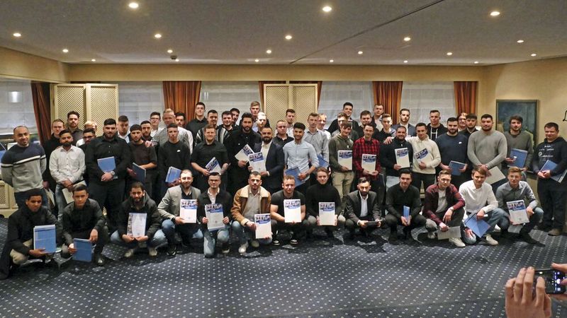 Freisprechungsfeier der Kfz-Innung Pinneberg in Rellingen. Für Obermeister Sascha Libansky war dies in seiner Funktion die erste Lossprechung. Die Innung freut sich über 54 neue Fachkräfte, die die Winterprüfung bestanden haben. (Bild: Kim Meier)