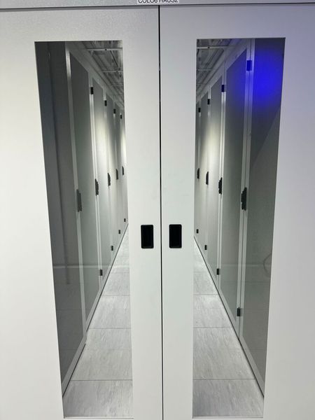 Die überdachten Einheiten erlauben im Luft-Luft-Wärmetauscher-Konzept Warmgänge: Hier wird die Abluft aus den Server-Racks gesammelt und über Wärmetauscher abgeführt. Die offenen Kaltgänge bleiben unbedeckt und werden von unten mit Außenluft versorgt. (Bild: Paula Breukel)