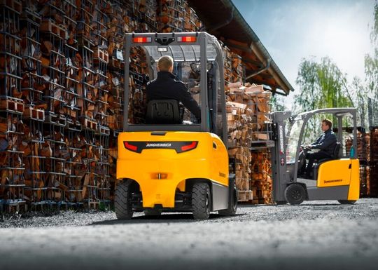 Der Hamburger Staplerhersteller Jungheinrich durchläuft derzeit ein Sparprogramm. Das hat allerdings dazu geführt, dass man sich nun in der Verlustzone bewegt ...(Bild:  Jungheinrich)