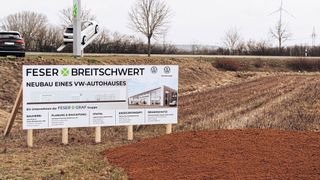 Feser-Graf baut bis Ende 2024 zusammen mit Georg Breitschwert am Standort Burgoberbach einen neuen Betrieb für Volkswagen Pkw und Nutzfahrzeuge mit Schauraum und Werkstatt. (Bild: Feser-Graf-Gruppe)