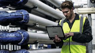 Mobile IT für die Digitalisierung in der Energie- und Wasserwirtschaft. Diese Notebooks werden u.a. beim Störungseinsatz im Rohrnetz, beim Rohrnetz- und Anlagenbau, bei der Instandhaltung und beim Zählergeräte-Wechsel eingesetzt. (Bild: Panasonic CPS)