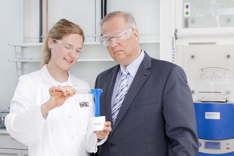 Dr. Bernd Pachaly, Leiter der Wacker-Siliconeforschung, und Laborantin Stefanie Schuster haben in weniger als einem Jahr neue Rezepturen für den 3DDruck entwickelt. Das Silicon muss nicht nur farbecht und blasenfrei sein, sondern auch entsprechende Fließeigenschaften aufweisen. (Bild: Wacker Silicones)