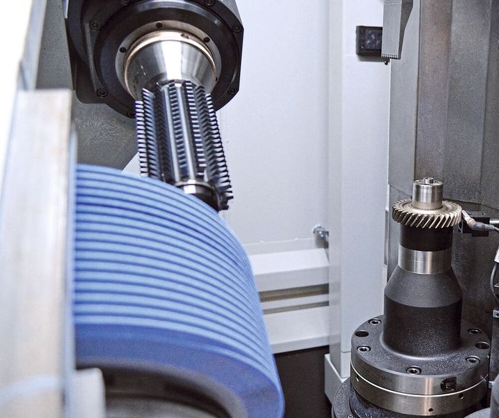 Mit der Maschine SG 160 von Emag SU wird das Schleifen von Zahnrädern komplett trocken ausgeführt, was enorm viel Energie einspart. (Bild: Emag)