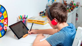 Mit dem eigenen Tablet von Zuhause aus lernen können nur 36 Prozent der Schüler. (iuliia_n – adobe.stock.com)