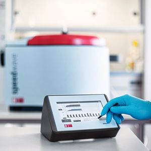 Abb.1: Das Mikrowellenaufschlusssystem  Speedwave Xpert wird über eine  separate Steuereinheit bedient.