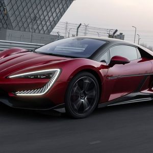 Die Proportionen – 4,97 Meter lang, über zwei Meter breit, aber nur 1,31 Meter flach – flößen Fahrer und Konkurrenten Respekt ein.(Bild:  Yangwang)