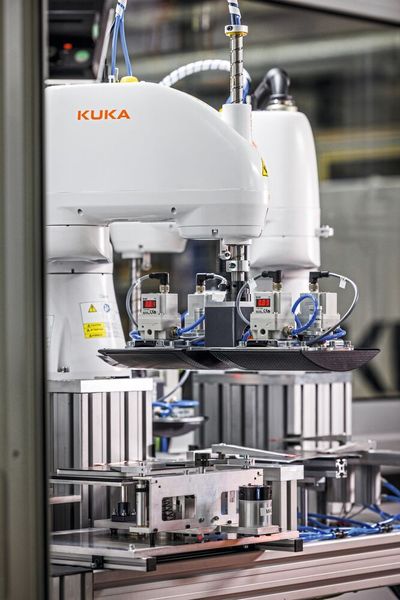 Zwei KR Scara von Kuka im erfolgreichen Praxistest beim Zellstacking. (Bild: Kuka)