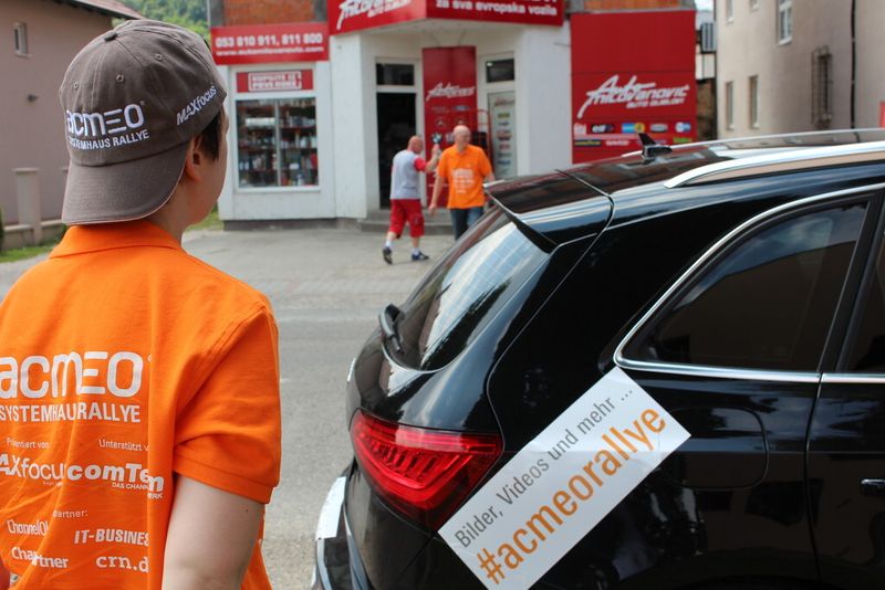 Gespräche mit Einheimischen: Katrin Weiß (thefi.com), im Hintergrund Otto Schubert im Gespräch mit einem Bewohner von Modrica. (Bild: Holger Esseling)