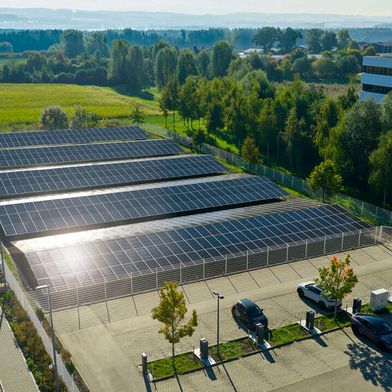 Neben Biomethan betreibt Vetter an den meisten Standorten große PV-Anlagen. Hier wurde zu Gunsten der Energieproduktion eine Parkfläche rückgebaut. (Bild: Vetter Pharma)