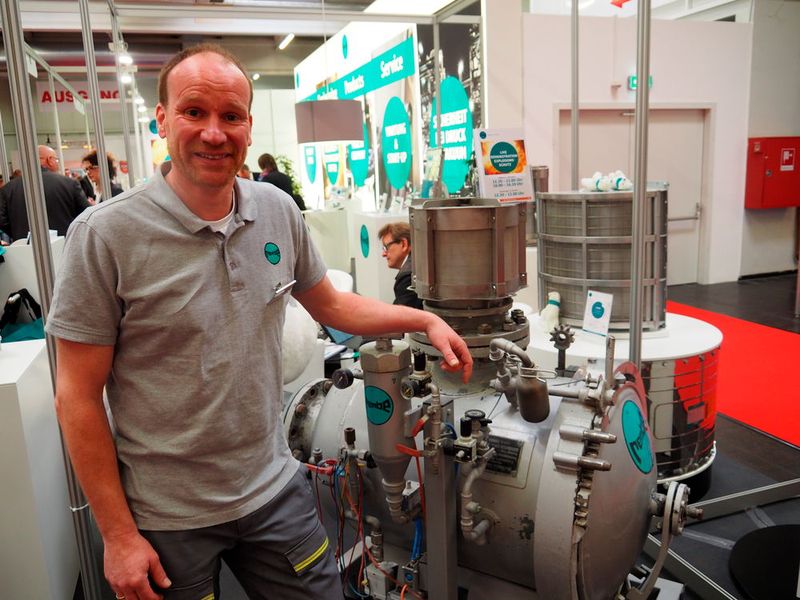 Roland Bunse, Geschäftsführer der neu gegründeten Rembe Research + Technology Center GmbH, hatte eine Versuchsanlage aus seinem Technikum mitgebracht. In der neuen Gesellschaft werden kundenspezifische Prüfungen durchgeführt. „Bei vielen neuen Produkten weiß man nicht, wie sie sich aus Explosionssicht verhalten. Dies können wir nun zeitnah prüfen.“ (Bild: Mühlenkamp / PROCESS)