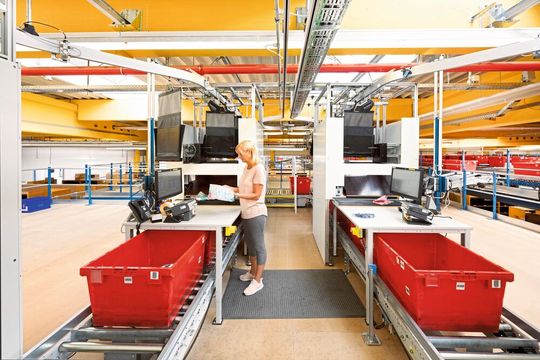 Das automatisierte Hängesystem auf Rolladaptern von Dematic lagert und sortiert sowohl Hänge- und Liegeware als auch flach verpackte Gegenstände und Kartons in einem einzigen System.(Bild:  Dematic)