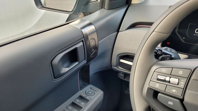 2. Der Innenraum: Hier fühlt man sich echt wohl. Natürlich ist viel Kunststoff verbaut. Aber der sieht gut aus und wird von matten Chromelementen und Stoff ergänzt.  (Bild: Wehner - VCG)