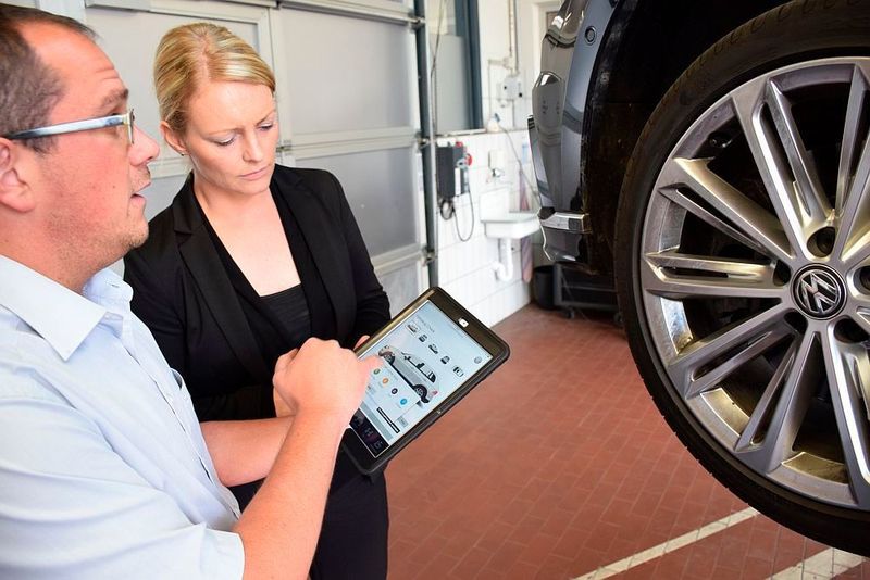 Das Tablet zeigt im Direktannahme-Prozess gleich die Teilepreise an. (Rosenow / »kfz-betrieb«)