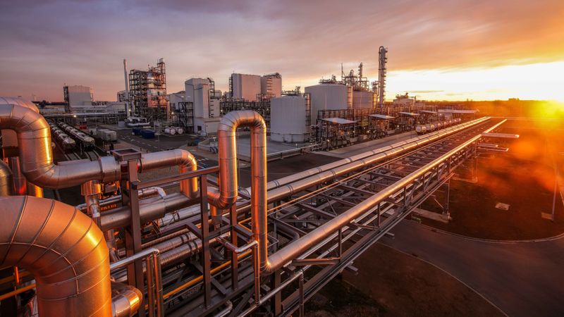 Am Standort Leuna stehen mehrere Leuchtturm-Projekte für den Umbau der chemischen Industrie – weg von fossilen Rohstoffen wie Erdöl und Erdgas, hin zu einer nachhaltigen Wirtschaft.(Bild:  UPM)