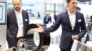 Know-how-Verschmelzung! Von rechts: Matthias Ortner, Geschäftsführer von NKE Austria, gibt mit Heitor Sarro, Leiter Vertrieb und Marketing bei Kugler, auf der Hannover Messe die gemeinsame Kooperation zum Vorteil beider bekannt. Hier lesen Sie, was dahinter steckt.  (Bild: NKE Austria)