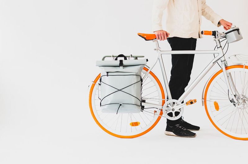Ein Hybrid-Rucksack, der blitzschnell zur Packtasche wird. Hauptziel des Pannier Rolltop war größtmögliche Flexibilität. Egal ob Joggen, Radeln oder Wandern – dieser Rucksack ist ein verlässlicher Begleiter. Radfahren? Einfach die Schultergurtabdeckung abnehmen, Karabinerhaken befestigen und den Rucksack am Gepäckträger einhängen. Joggen? Mit dem Waist Pocker Belt verwandelt er sich im Nu in einen Laufrucksack. Das Airflow-Rückenteil sowie die Schulter- und Brustgurte sorgen für einen ergonomischen Sitz. Der Pannier Rolltop – mit verschweißten Nähten und aus robustem, 100 Prozent wasserdichtem Material, hergestellt aus 58 recycelten Plastikflaschen. (Bild: German Design Award/Iamrunbox AB)