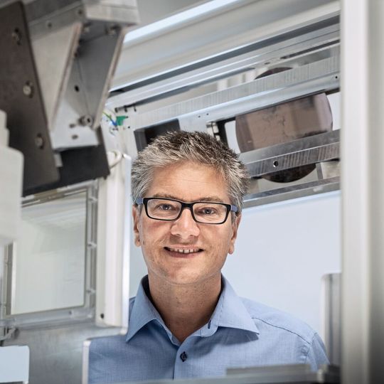 Ein Team um Franz Pfeiffer, Professor für biomedizinische Physik an der TUM, hat erstmalig Dunkelfeld-Röntgenaufnahmen von Patienten erstellt, die mit dem Corona-Virus infiziert waren. Die Dunkelfeldbilder können Mikrostrukturen des Lungengewebes detaillierter als konventionelle Röntgenaufnahmen abbilden und liefern so zusätzliche Informationen. Ein Team um Franz Pfeiffer, Professor für biomedizinische Physik an der TUM, hat erstmalig Dunkelfeld-Röntgenaufnahmen von Patienten erstellt, die mit dem Corona-Virus infiziert waren. Die Dunkelfeldbilder können Mikrostrukturen des Lungengewebes detaillierter als konventionelle Röntgenaufnahmen abbilden und liefern so zusätzliche Informationen.