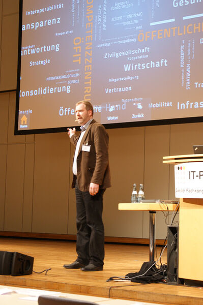 Jens Fromm vom Fraunhofer-Institut FOKUS erläutert die Trendschau „Öffentliche IT von morgen“ (Foto: mk)