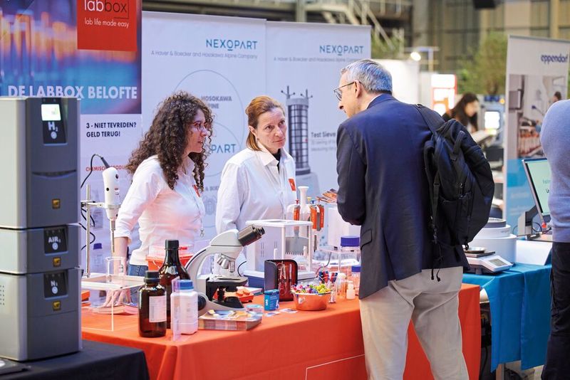 Technical questions find the right ears here for lively discussion.    For more information about upcoming LAB-SUPPLY trade fairs, visit www.lab-supply.info (Bild: Eye Am Chris)