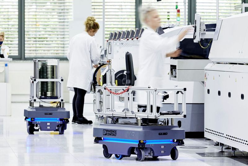 Das linksanreihbare Safety-Erweiterungsmodul PLC-Next-Steuerungen bietet sich für den Einsatz in fahrerlosen Transportsystemen an. (Phoenix Contact)