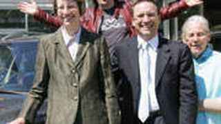 Im Beisein der Inhaberinnen der Gebrüder-Nolte-Gruppe, Petra Pientka und Fritzi Bimberg-Nolte, übergibt Thomas Owsianski, Opel-Exekutiv-Direktor, dem Bochumer Comedian Hannes Bender einen Opel Antara. Mit diesem wird der mit dem deutschen Comedy-Preis ausgezeichnete Künstler künftig auf Tournee gehen. (Foto: Gebrüder Nolte)