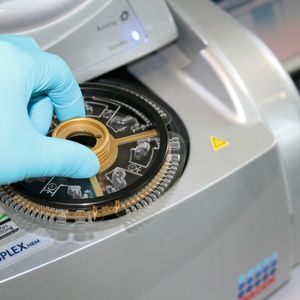 Abb. 3: Halter mit vier Lab-Disk-Segmenten, der in einen Standard-PCR-Thermocycler eingelegt wird.