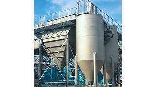 Eine Reihe von Sandfiltern mit Schrägklärer und Flockungstank im Einsatz bei der Filtration von Suspensionen (Leiblein)