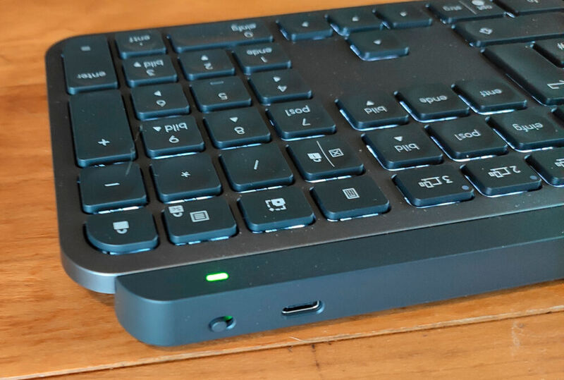 Der fest eingebaute 1.500-mAh-Akku im Keyboard wird über USB-C geladen.  (Vogel IT-Medien)