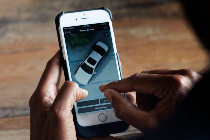 BMW hat bisher nur wenige Details zur Technik des neuen 5ers verraten. Dazu gehört die „Remote 3D View“. Das Feature ermöglicht es, in Echtzeit von überallher dreidimensionale Ansichten seines Fahrzeugs per Smartphone abzurufen. (BMW)