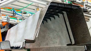 Die Bodengruppe aus dem Projekt Leika kombiniert die Werkstoffe Stahl, FKV, Magnesium und faserverstärkter Spritzguss. Durch die Kombination der sonst einzelnen Prozessschritte konnte die Anzahl der Einzelkomponenten signifikant verringert werden. (TUD/ILK)