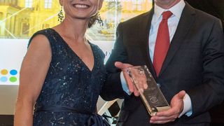 Åsa Petersson (Geschäftsführerin Region Mainfranken GmbH) übergab Stefan Rühling die Auszeichnung auf der Benefizgala. (Bild: Kathrin Heyer)
