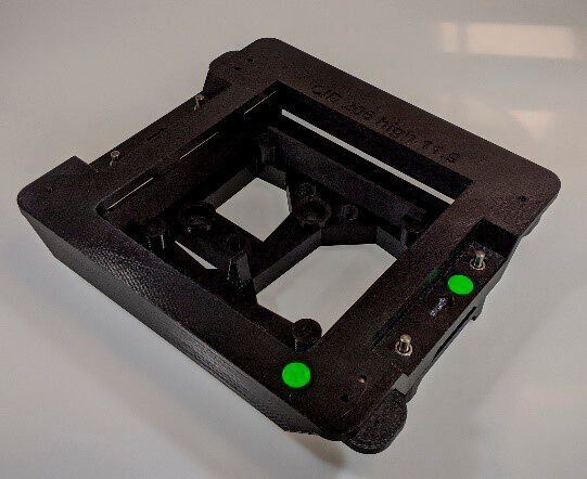 Die ESD-konforme, 3D-gedruckte Klebevorrichtung für eine Anzeigebaugruppe ermöglicht bei Continental eine sichere Handhabung von Elektronikteilen. (Continental)
