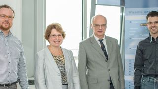 Die Gründer Axel Spickenheuer (links) und Dr. Lars Bittrich (rechts) mit dem Vorstand des IPF, Frau Professor Brigitte Voit (Wissenschaftliche Direktorin) und Achim von Dungern (Kaufmännischer Direktor). (Bild: IPF)