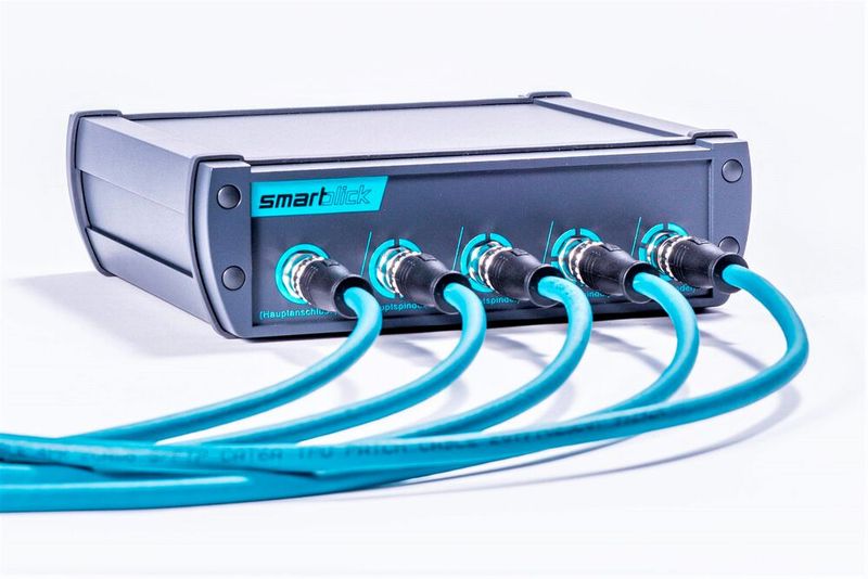 Auch die Hardware stimmt beim neuem „Shopfloor Pusher“. Es handelt sich hier um die sogenannte Smartbox, die soviel Rechenleistung hat, dass man die KI-Algorithmen für die Analyse- und Prognosefunktionen, mit Blick auf die Fertigung, vor Ort durchführen kann, wie Smartblick betont. (Bild: Smartblick)