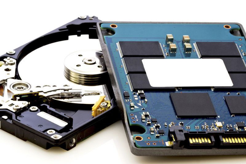 Im Vergleich zur klassischen Festplatte stellt eine SSD härtere Anforderungen an Datenretter. Vor allem die im Vergleich zur HDD komplexere Hardware-Architektur und fehlende Standards können zu einer Herausforderung werden. (Bild: Kroll Ontrack)