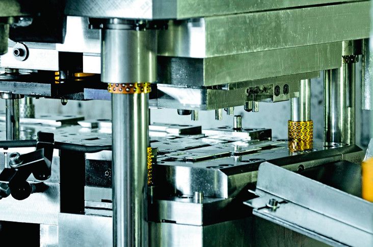 Doppelständerpressen mit Kapazitäten bis 200 t und C-Ständer-Pressen mit Kapazitäten von 80 bis 150 t ermöglichen die Bearbeitung von Werkstücken mit Bandbreiten von 5 bis 420 mm und Banddicken von 0,1 bis 10,0 mm. (Bild: Schänis)