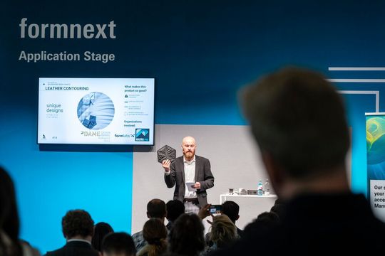 Die Formnext 2024 setzt wieder auf das Multistage-Konzept in Sachen Fachvorträge zur additiven Fertigung. Hier ein Schnappschuss von der letzten Application-Stage. Es gibt dann noch die Technology-Stage und die Industry-Stage. Wer will, kann jetzt Referent werden ...(Bild:  Mesago / M. Kutt)