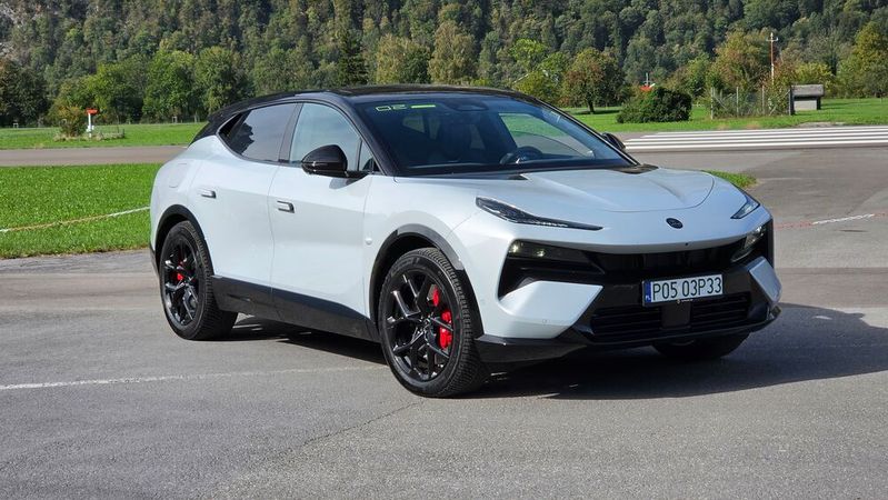 Den Plug-in-Hybriden Lotus Eletre X gibt es in zwei Varianten: Die Einstiegsversion H550 startet preislich bei 96.990 Euro. Damit kostet das Modell 3.000 Euro weniger als das vollelektrische Pendant Eletre 600. (Bild:  Mauritz – VCG)