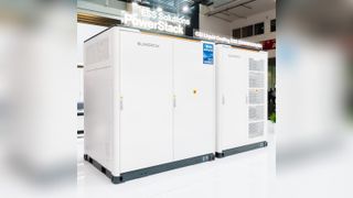 Sungrow mit PowerStack auf der letztjährigen Intersolar. (Bild: Sungrow)