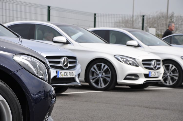 Die Aluminium-Hybridkarosserie spart Mercedes zufolge etwa 70 Kilogramm gegenüber einer herkömmlichen Fertigung aus Stahl. Insgesamt bringt die neue C-Klasse 100 Kilogramm weniger auf die Waage als der Vorgänger.  (Foto: Richter)