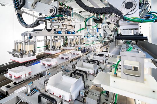 Cardboard packaging without glue is also more environmentally friendly, as in the case of these folding boxes for chocolates. (Source:  Gerhard Schubert)