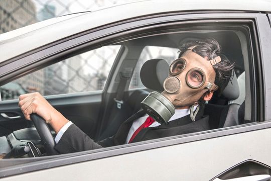 Die Schadgaskonzentation im Fahrzeuginneren ist meist viel höher als in der Umgebungsluft der Messstellen am Straßenrand. Ein Innenraumfilter mit Aktivkohlelagen kann diese Belastung deutlich senken – leider sind sie nicht serienmäßig in jedem Auto verbaut.(Bild:  © jos_persona - stock.adobe.com)