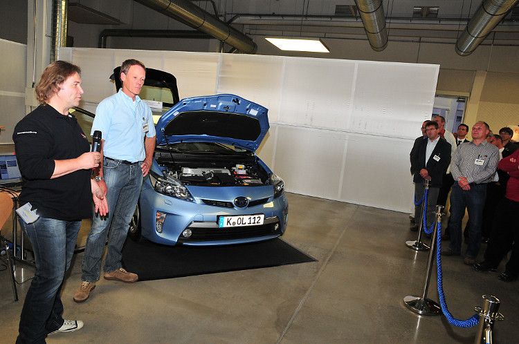 Ingo Standke von Exponentia (li.) und Oliver Becker vom Kölner Prüfungsausschuss erläuterten, worauf man bei Prüfungen an Hochvoltsystemen achten muss. (Foto: Schmidt)