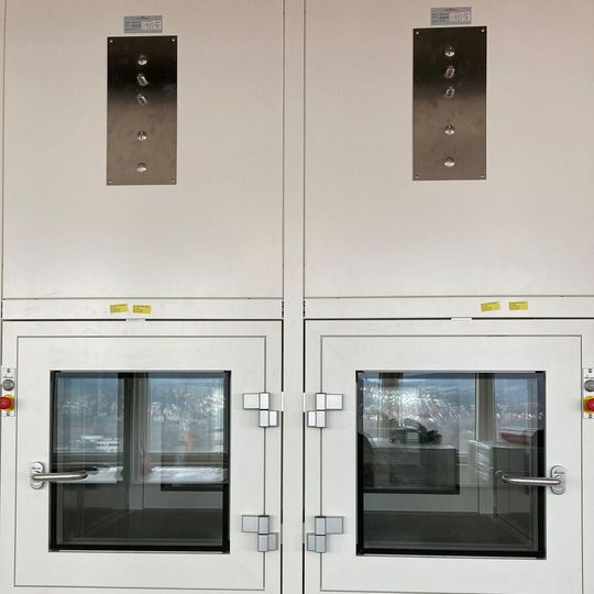 Die Panels mit integriertem Messgerät werden flächenbündig in die Reinraumwand integriert Die Panels mit integriertem Messgerät werden flächenbündig in die Reinraumwand integriert