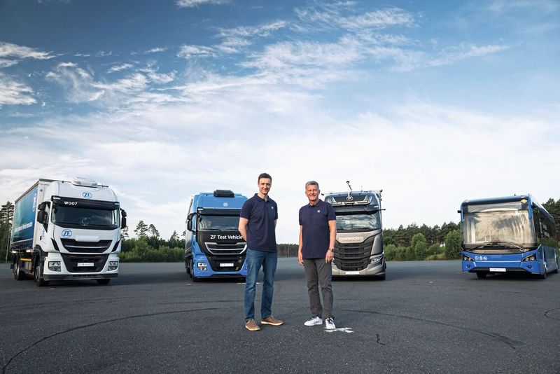 ZF-Vorstand Andreas Moser (rechts) und Ivan Brajdic (links), Entwicklungsleiter Commercial Vehicle Solutions, erklären auf dem Commercial Vehicle Tech Day von ZF, wie Innovationen Mehrwert für Nutzfahrzeugkunden schaffen.(Bild:  ZF Group)