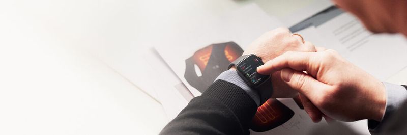 Um zunächst einmal zu messen, wann Interaktion mit KI stressig wird, kommen Smartwatches zum Einsatz.(Bild:  FH Bielefeld/Patrick Pollmeier)