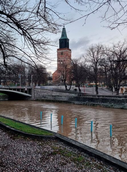 Die Kathedrale von Turku gilt als Finnlands wertvollstes Denkmal der Architekturgeschichte. Der Bau erfolgte in mehreren Etappen bis in die ersten Jahrzehnte des 19. Jahrhunderts. Die größten Veränderungen im Erscheinungsbild fanden im 15. und 16. Jahrhundert statt. Der größte Teil des heutigen Innenraums stammt aus der Zeit der Restaurierung nach dem 'Großen Brand von Turku' (1827). (Bild: Business Finland)