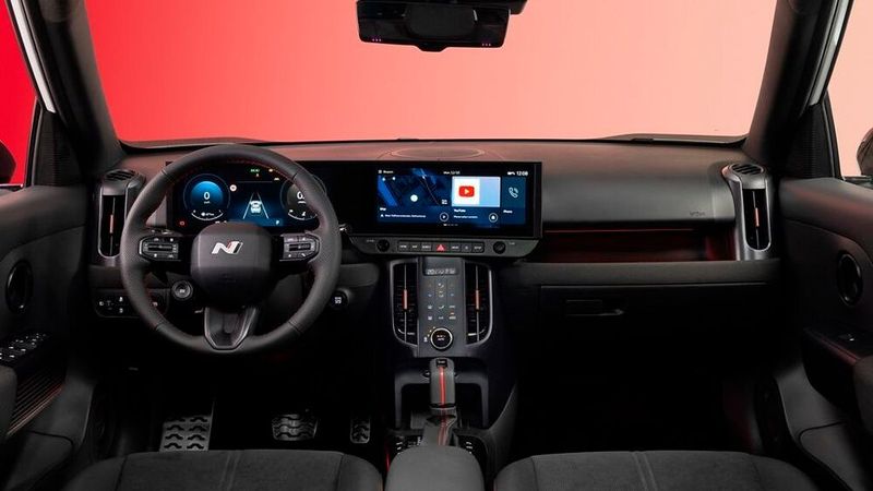 Auch im Innenraum orientiert sich der Bayon stärker an größeren Modellen. (Bild: Hyundai)