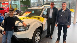 Ralf Herrmannsdorf, Präsident des Kfz-Landesverbandes Sachsen (Mitte), übergibt den Dacia Duster an den Licht-Test-Gewinner Georg Hoyer und seinen Sohn Arno.  (Bild: ProMotor )